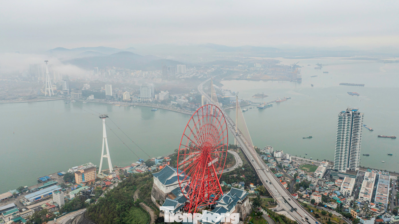 Tên Thành phố được đặt theo tên của vịnh Hạ Long (tên Hạ Long nghĩa là "Rồng bay xuống”). Tương truyền khi mới vừa lập nước, trong một lần Việt Nam bị giặc ngoại xâm, nhà Trời đã sai Rồng mẹ cùng đàn Rồng Con của mình xuống hạ giới để giúp đỡ người Việt đánh giặc.