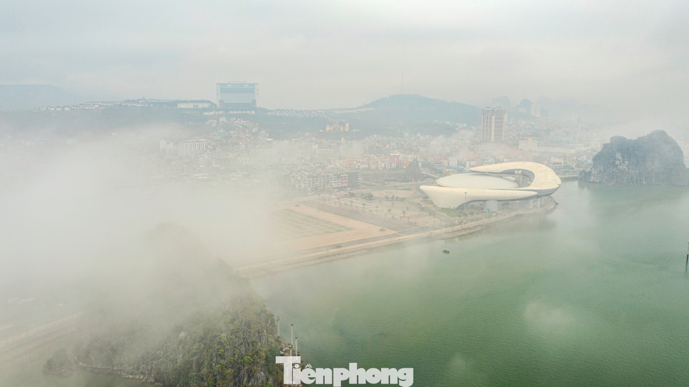 Gió mùa thổi khối mây sương mù từ biển vào đất liền khiến thành phố Hạ Long khoác lên mình chiếc áo mờ ảo đầy khác lạ.