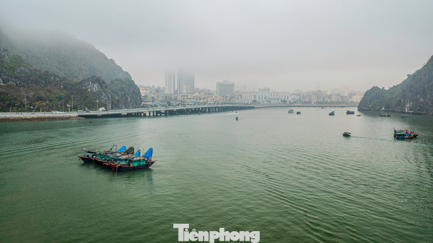 Sương mù khiến các làng chài nằm sát mép núi ven vịnh Hạ Long cũng trở nên thơ mộng hơn với người dân và khách du lịch khi đến với thành phố di sản.