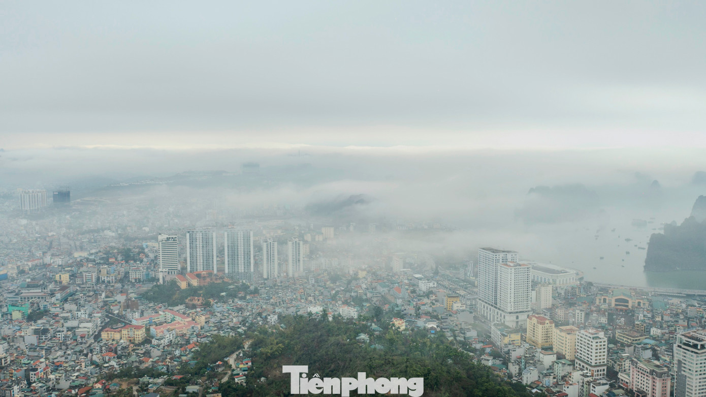 Theo nhiều người dân của thành phố cảnh tượng các tòa nhà cao, dãy núi bị sương mù bao phủ phần ngọn nhìn như chốn thần tiên.