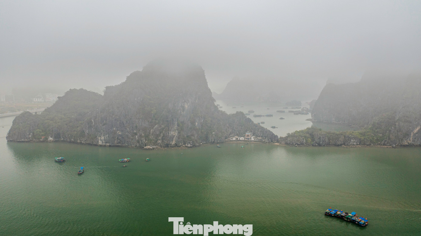 Sương mù khiến các làng chài nằm sát mép núi ven vịnh Hạ Long cũng trở nên thơ mộng hơn với người dân và khách du lịch khi đến với thành phố di sản.