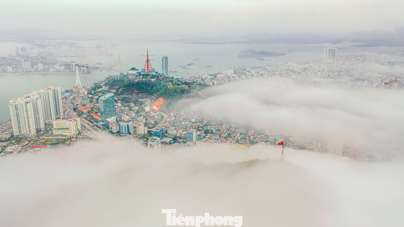 Sương mù men theo các sườn núi phủ kín núi Bài Thơ - biểu tượng của thành phố Hạ Long.