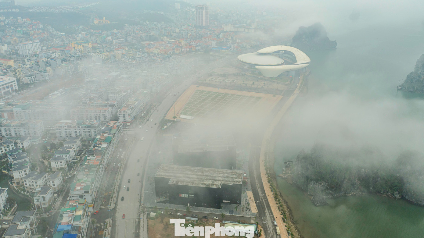 Khu vực cụm công trình Bảo tàng - thư viện; Quảng trường 30 tháng 10 và Cung quy hoạch, hội chợ, triển lãm Quảng Ninh.