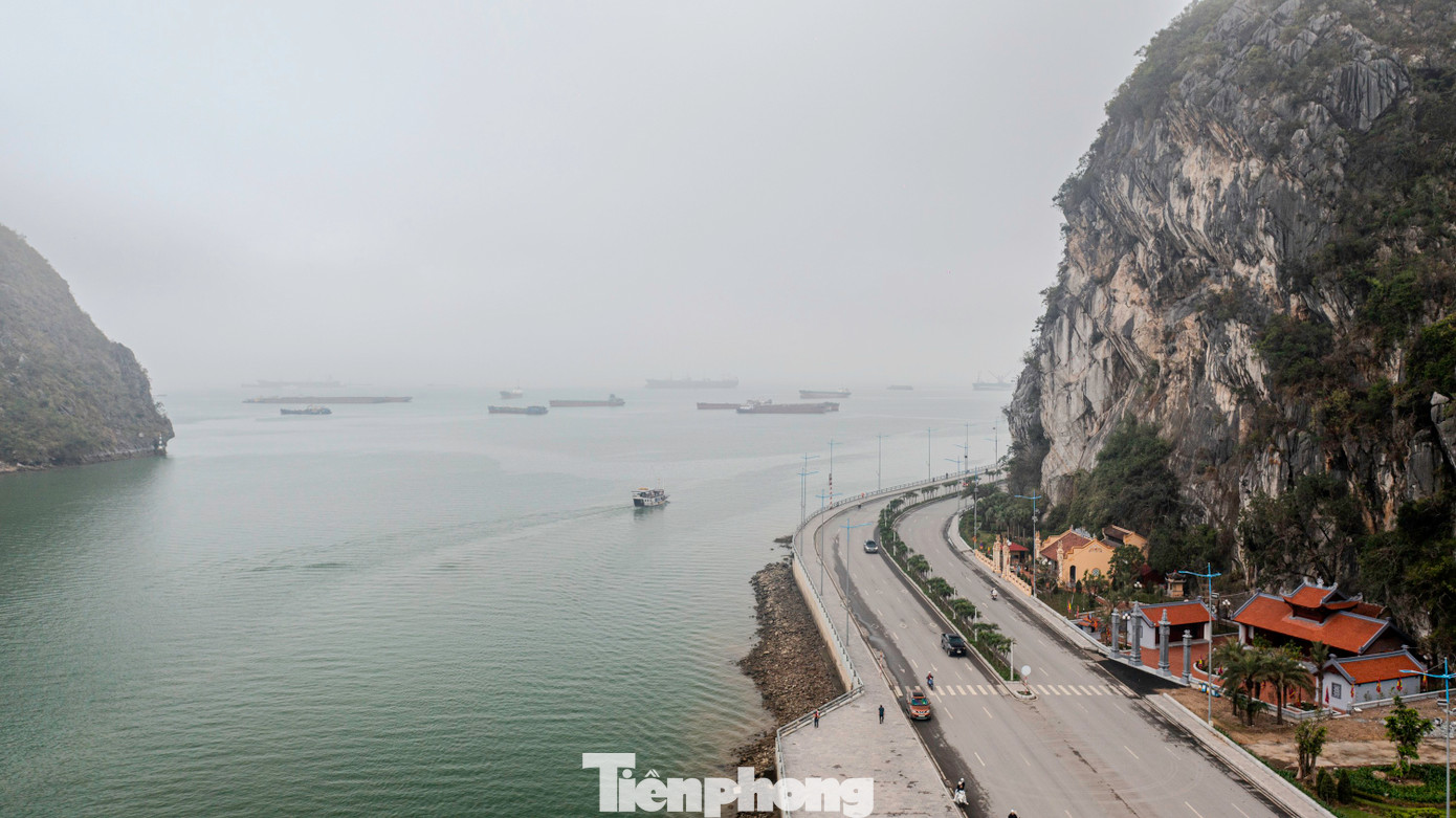 Khi giặc đã tan, người Việt thoát khỏi nguy cơ ngoại xâm đô hộ. Đàn Rồng quyến luyến vùng non nước này không trở về tiên giới nữa, mà ở lại trần gian. Chỗ Rồng Mẹ đáp xuống chính là vịnh Hạ Long còn nơi đàn Rồng Con xuống và quỳ lạy mẹ là Bái Tử Long.