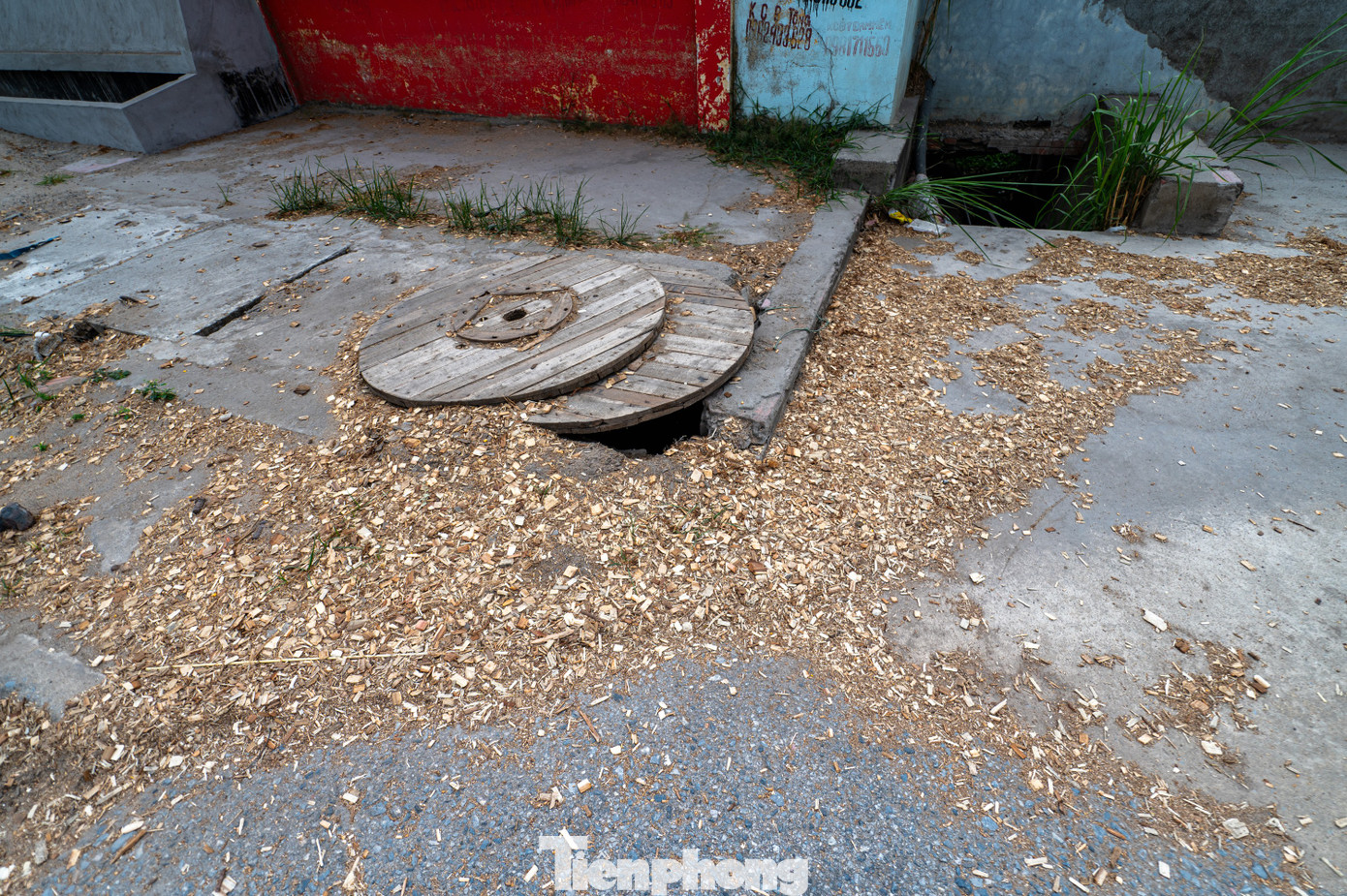 Càng vào gần khu vực tập kết dăm gỗ tại Khu công nghiệp Cái Lân và cảng Cái Lân, lượng dăm gỗ rơi vãi trên đường càng nhiều hơn.