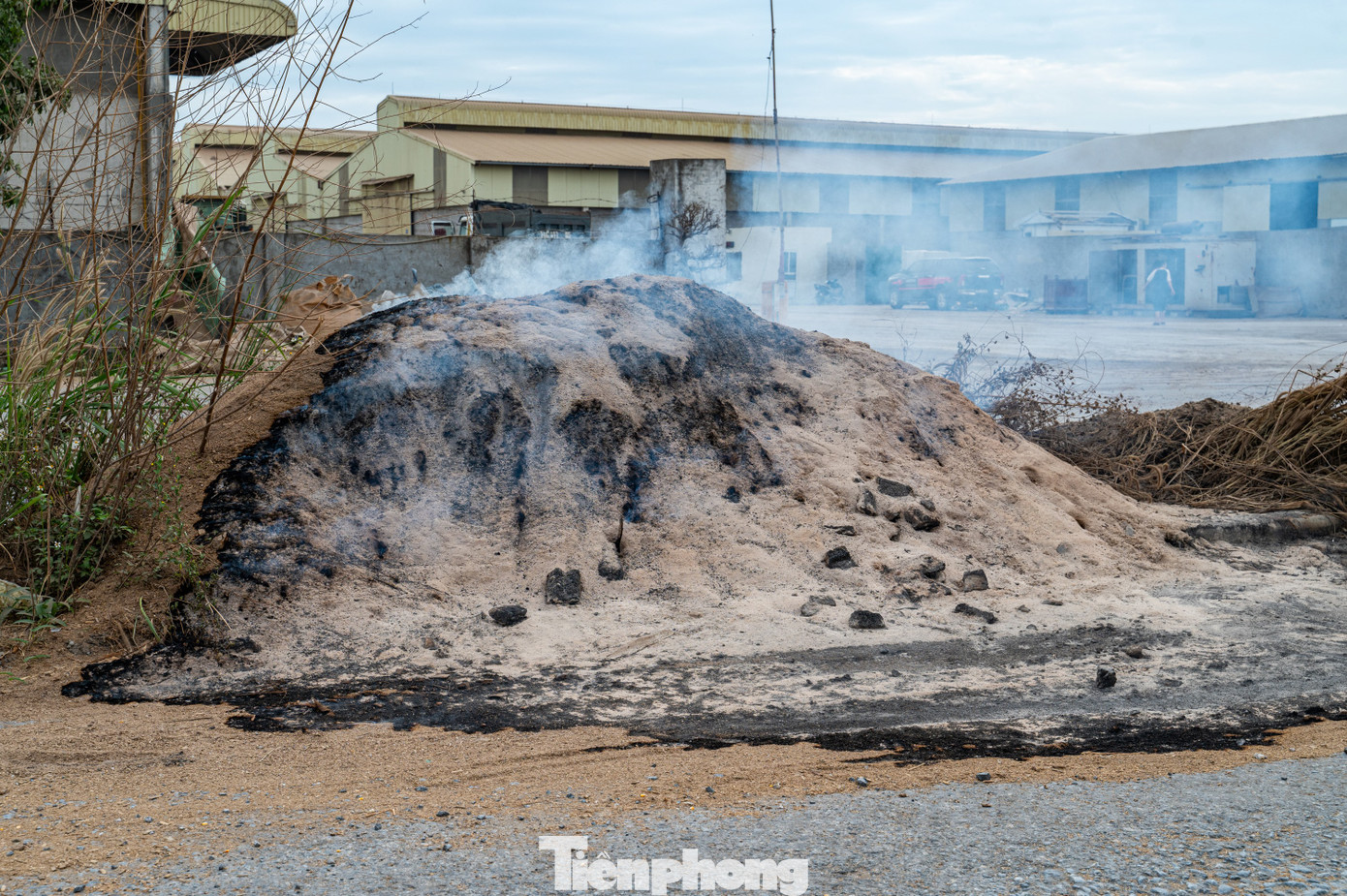Tại một số khu vực, dăm gỗ rơi vãi được quét thành đống sau đó đốt gây khói bụi cho người đi đường.