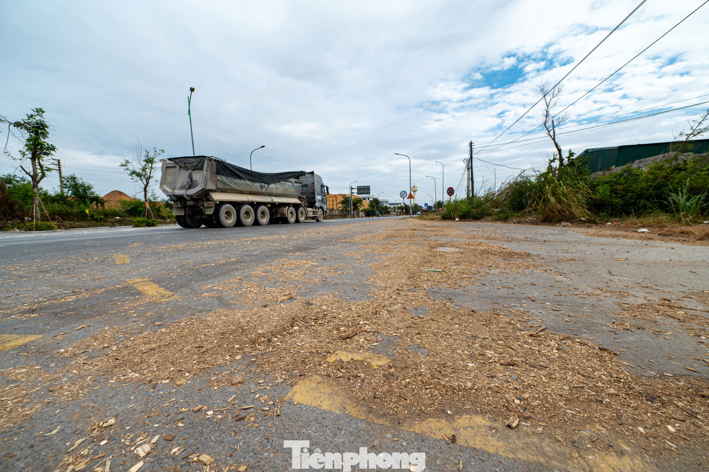 Ông Nguyễn Văn Hùng, phường Giếng Đáy, TP Hạ Long bức xúc nói xe dăm gỗ chạy rầm rập mỗi ngày, mùa hanh khô này gió thổi mạnh, sáng mở cửa là bụi dăm cuốn vào nhà, không chỉ gây ô nhiễm môi trường mà còn ảnh hưởng đến sức khỏe.