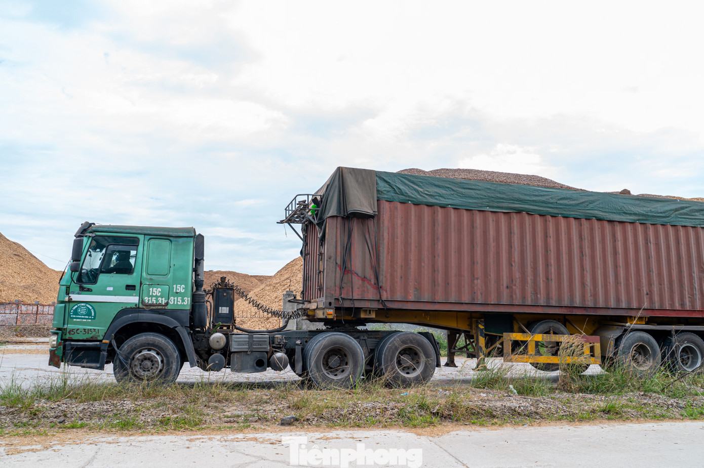 Trong đó có rất nhiều xe dăm gỗ được chất cao hơn thành thùng xe, xe không được phủ bạt kín, không được làm sạch thành thùng và che chắn lại mỗi khi bốc xếp hàng.