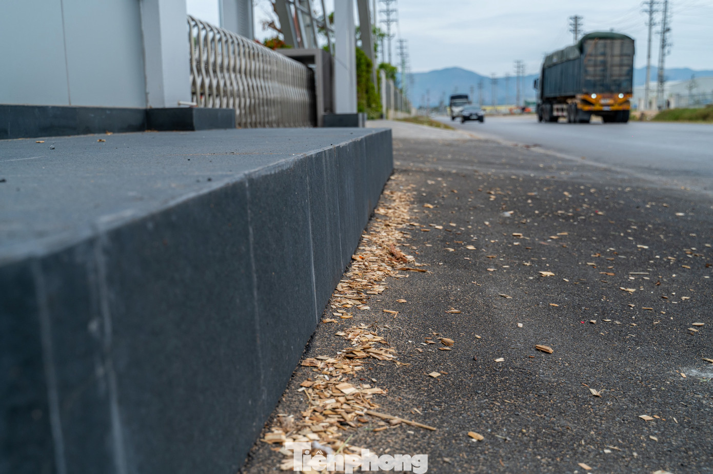 Mỗi chuyến xe chạy qua kéo theo dăm gỗ rơi vãi đầy trên đường gây ám ảnh cho các phương tiện tham gia giao thông, đặc biệt là xe máy.