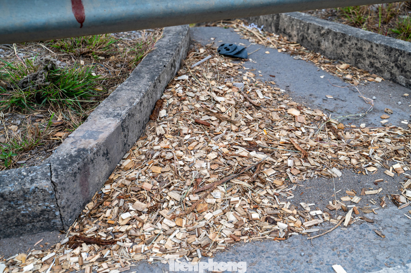 Dăm gỗ được cắt nhỏ có trọng lượng rất nhẹ nên rất dễ bay vào mắt người đi đường. Ngoài ra, gió cuốn những mảnh dăm gỗ này thành đống dọc hai bên vệ đường lấp cả hệ thống cống rãnh.