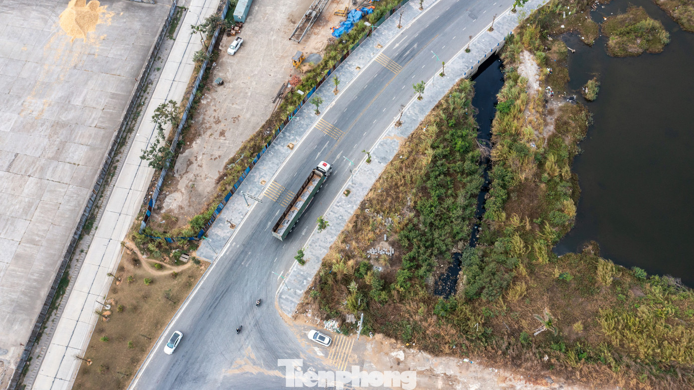 Trong đó có rất nhiều xe dăm gỗ được chất cao hơn thành thùng xe, xe không được phủ bạt kín, không được làm sạch thành thùng và che chắn lại mỗi khi bốc xếp hàng.