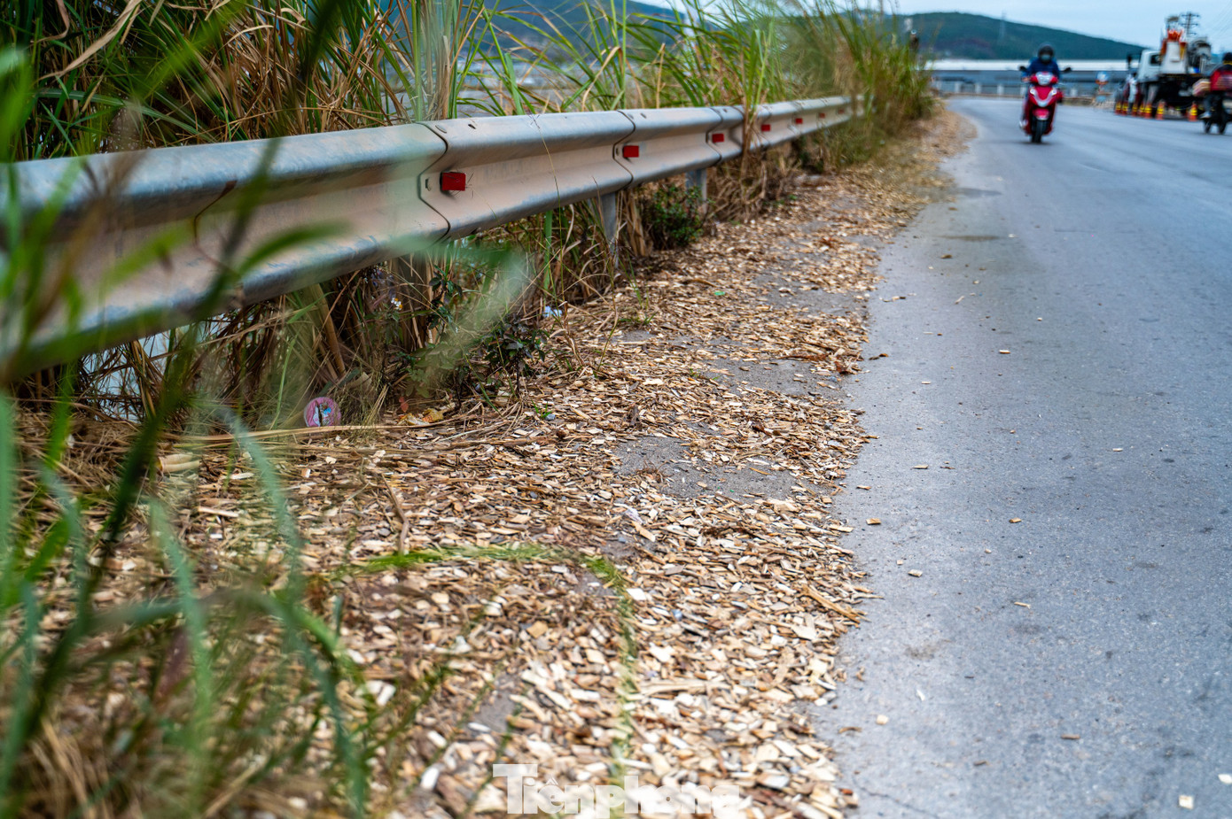 Anh Đỗ Văn Minh, trú phường Bãi Cháy, TP Hạ Long, cho biết mỗi buổi sáng anh đều phải đi trên tuyến đường từ cảng Cái Lân đến KCN Việt Hưng. "Những chiếc xe tải hoán cải từ thùng container chạy với tốc độ rất cao. Mỗi lần xe chạy qua cuốn dăm gỗ rơi từ trên xe xuống gây bụi mù mịt nên tôi phải dừng hẳn xe lại để cho an toàn", anh Minh chia sẻ.