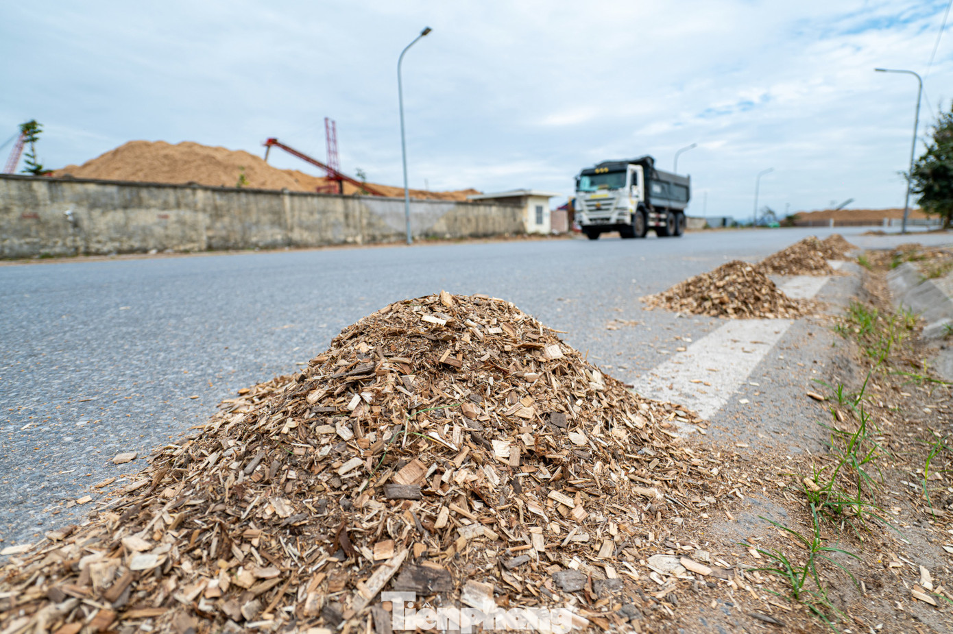 Mỗi khi có phương tiện tải trọng lớn đi qua, người điều khiển xe máy, xe thô sơ còn bị gió cuốn tốc dăm gỗ lên, táp vào mặt, gây nguy hiểm khi tham gia giao thông.