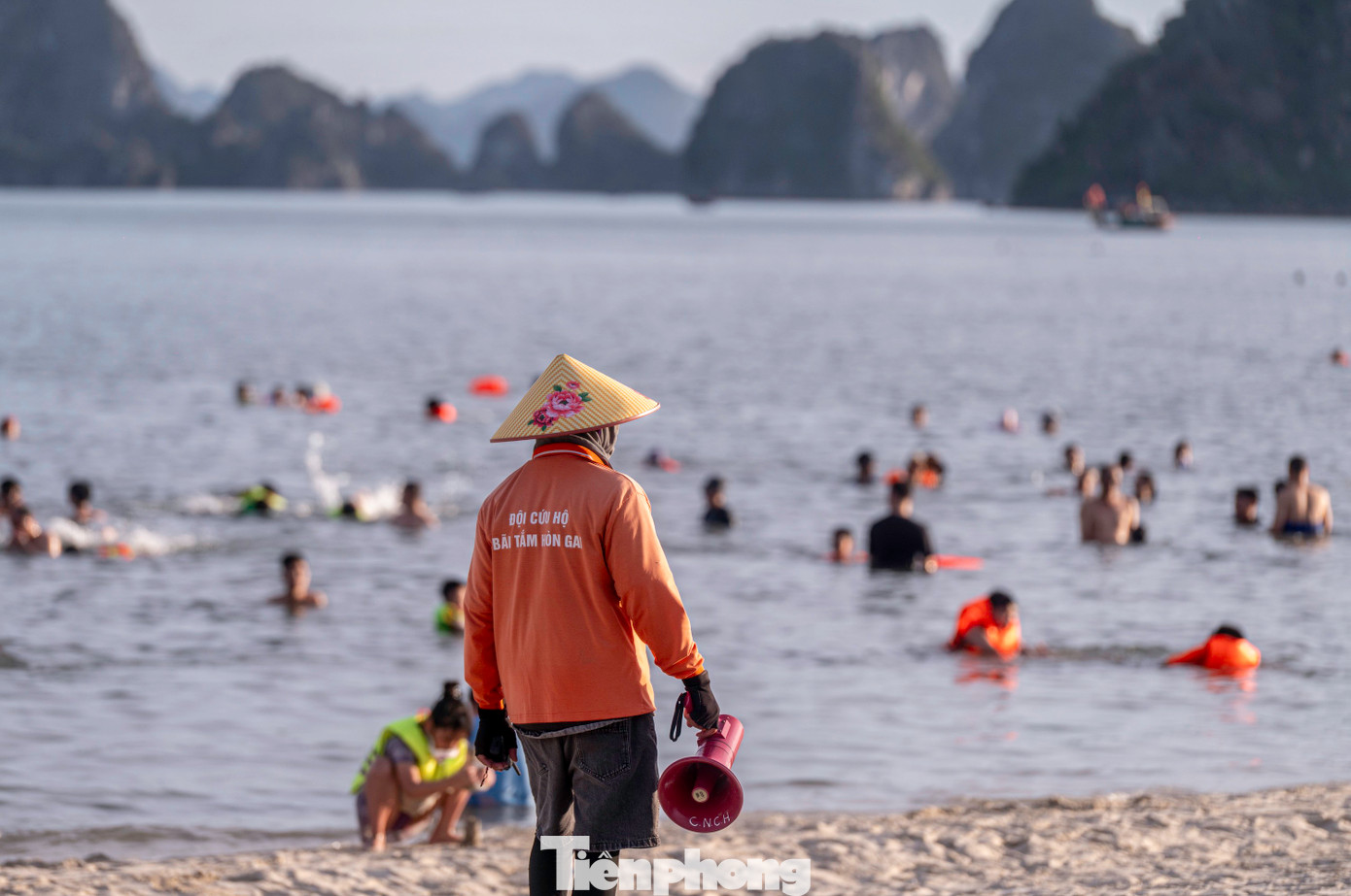 "Thành phố đang tính toán bổ sung thêm phao để đảm bảo an toàn cho người dân tắm biển", ông Thắng chia sẻ thêm và cho biết hiện tại đang bố trí lực lượng cứu hộ, cứu nạn dọc bãi tắm để quan sát, nhắc nhở người dân tuân thủ quy định bãi tắm. "Thành phố đang tính toán bổ sung thêm phao để đảm bảo an toàn cho người dân tắm biển", ông Thắng chia sẻ thêm và cho biết hiện tại đang bố trí lực lượng cứu hộ, cứu nạn dọc bãi tắm để quan sát, nhắc nhở người dân tuân thủ quy định bãi tắm.