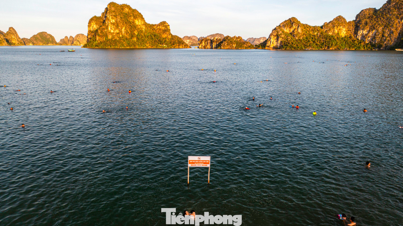 Ghi nhận của báo Tiền Phong, trên dọc bãi tắm chỉ có vài biển báo "Khu vực nguy hiểm cấm tắm". Nhưng thực tế nhiều người dân khi đi tắm biển không chấp hành mà vẫn bơi ra rất xa. Ghi nhận của báo Tiền Phong, trên dọc bãi tắm chỉ có vài biển báo "Khu vực nguy hiểm cấm tắm". Nhưng thực tế nhiều người dân khi đi tắm biển không chấp hành mà vẫn bơi ra rất xa.