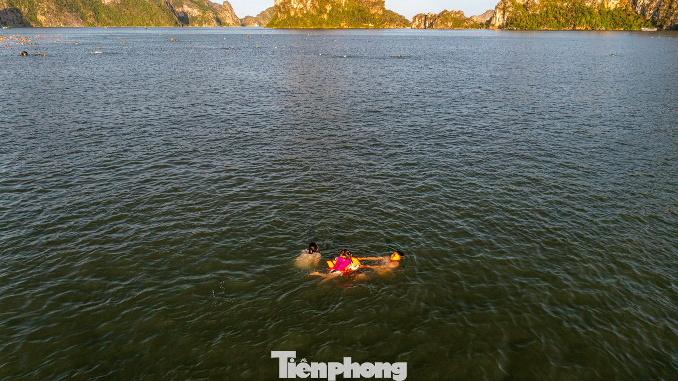 Bãi tắm Hòn Gai đang được TP Hạ Long đầu tư đồng bộ, bài bản để trở thành bãi tắm du lịch phục vụ người dân và du khách, thế nên việc tuân thủ các điều kiện an toàn như lắp phao quây, biển cảnh báo hay bố trí lực lượng cứu hộ, cứu nạn nhằm tránh trường hợp đuối nước xảy ra. Bãi tắm Hòn Gai đang được TP Hạ Long đầu tư đồng bộ, bài bản để trở thành bãi tắm du lịch phục vụ người dân và du khách, thế nên việc tuân thủ các điều kiện an toàn như lắp phao quây, biển cảnh báo hay bố trí lực lượng cứu hộ, cứu nạn nhằm tránh trường hợp đuối nước xảy ra.