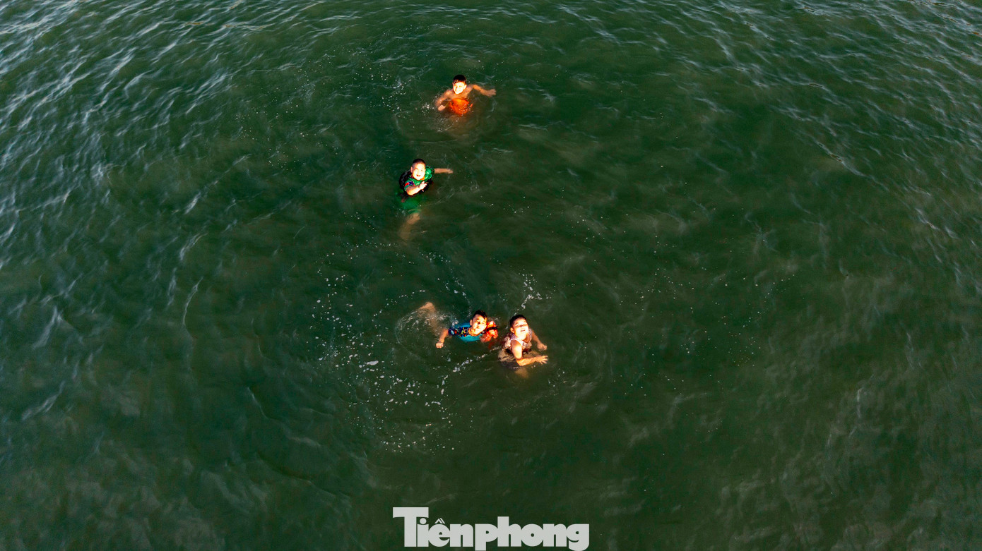 Bà N.T.Y. (trú Khu 3, phường Hồng Hà), cho biết trước đây khi bãi tắm Hòn Gai vào hoạt động có thả phao giới hạn, người dân chỉ được tắm ở trong khu vực phao giới hạn và sẽ bị lực lượng cứu hộ trên bờ hoặc trên các xuồng nhắc nhở khi cố tình bơi ra ngoài phao. "Năm nay tôi cũng thắc mắc bãi tắm không có phao quây rất nguy hiểm, đặc biệt là trẻ em khi bơi ra quá xa bên ngoài. Tôi mong đơn vị quản lý bãi tắm sớm lắp phao quây để mọi người tắm được an toàn", bà Y. chia sẻ. Bà N.T.Y. (trú Khu 3, phường Hồng Hà), cho biết trước đây khi bãi tắm Hòn Gai vào hoạt động có thả phao giới hạn, người dân chỉ được tắm ở trong khu vực phao giới hạn và sẽ bị lực lượng cứu hộ trên bờ hoặc trên các xuồng nhắc nhở khi cố tình bơi ra ngoài phao. "Năm nay tôi cũng thắc mắc bãi tắm không có phao quây rất nguy hiểm, đặc biệt là trẻ em khi bơi ra quá xa bên ngoài. Tôi mong đơn vị quản lý bãi tắm sớm lắp phao quây để mọi người tắm được an toàn", bà Y. chia sẻ.