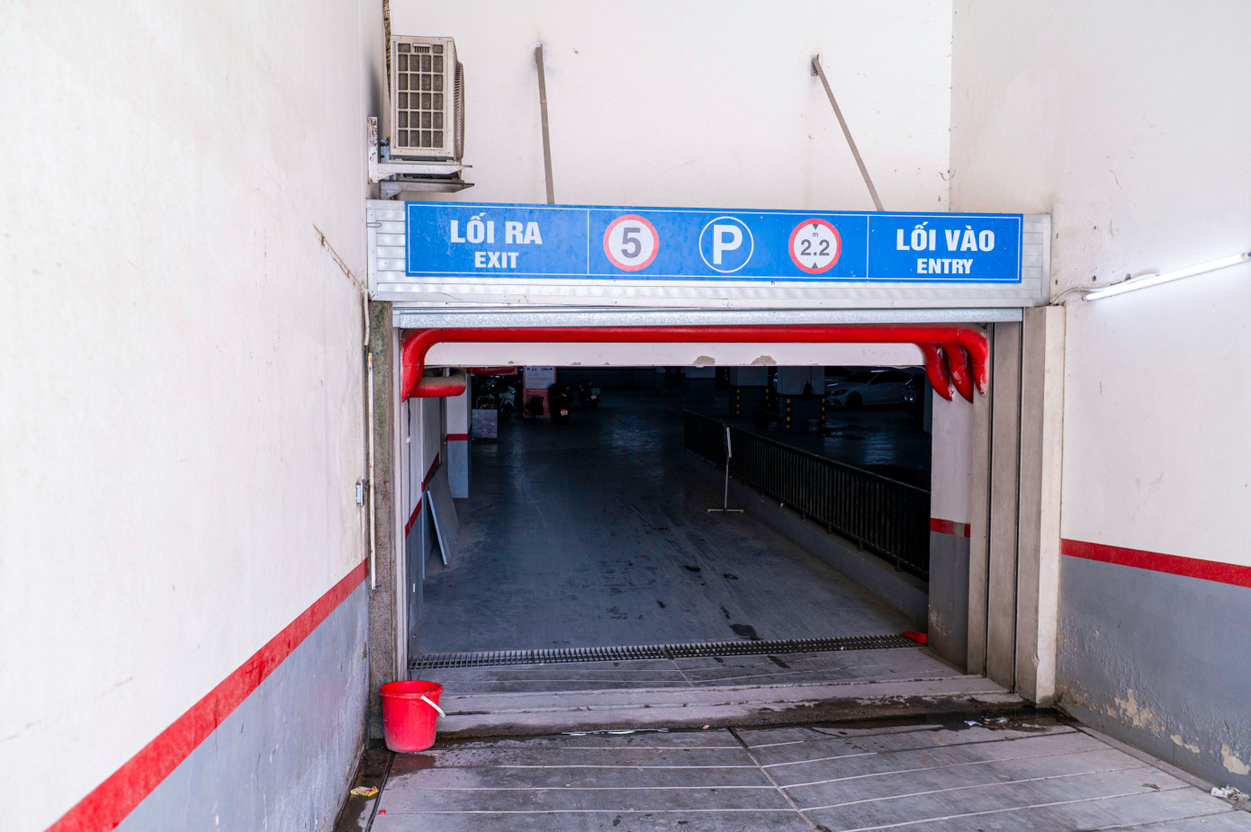 Công an tỉnh Quảng Ninh lập biên bản chỉ rõ hành vi đưa hạng mục công trình là tòa tháp Đông vào sử dụng, hoạt động cho thuê làm bãi đỗ xe trái phép khi chưa có văn bản chấp thuận nghiệm thu về phòng cháy chữa cháy.