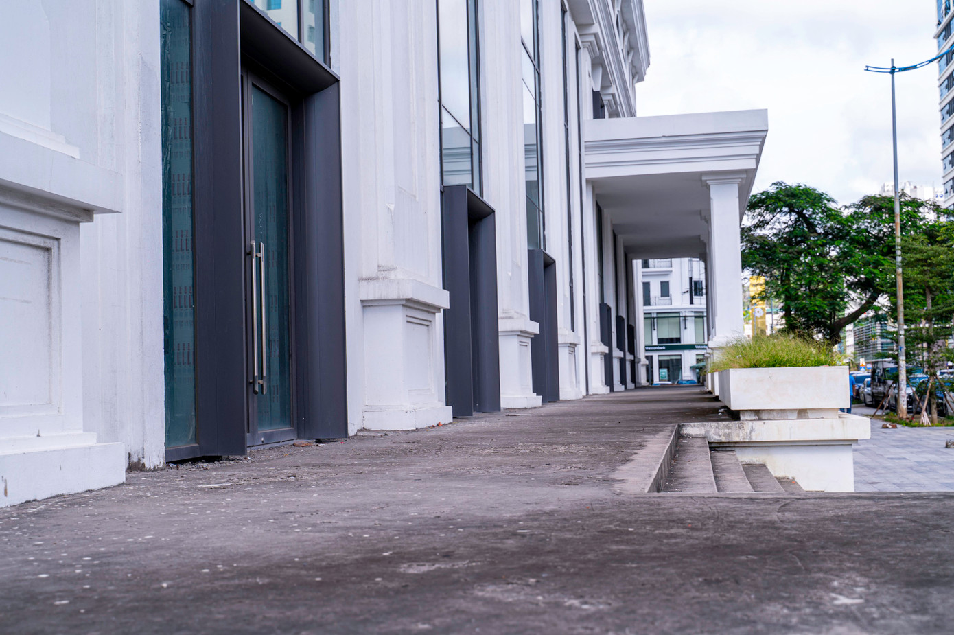 Dù tỉnh Quảng Ninh có văn bản yêu cầu chủ đầu tư nghiêm túc thực hiện ký hợp đồng, nộp nghĩa vụ tài chính và bàn giao nhà tái định cư theo đúng quy định nhưng đến nay hơn 200 hộ dân vẫn phải trong tình trạng "pháp luật chưa công nhận".