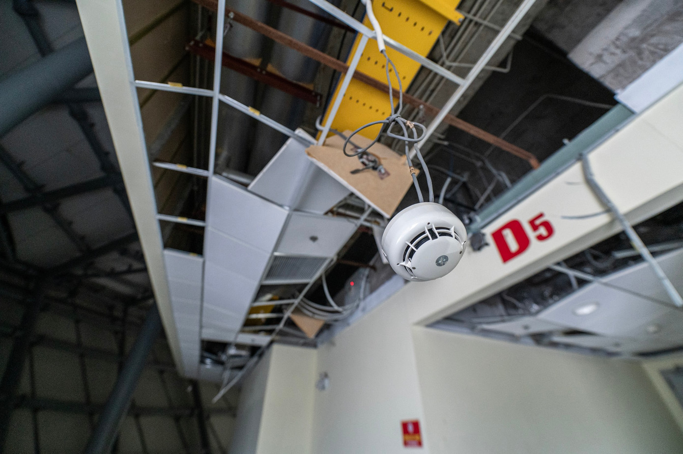 Ngoài ra, hơn 2.000 m2 mảnh ghép tại nhà thi đấu 5.000 chỗ bị bong tróc. Nhiều hạng mục cửa kính, thiết bị chiếu sáng, thiết bị phòng cháy chữa cháy bị hư hỏng nặng.