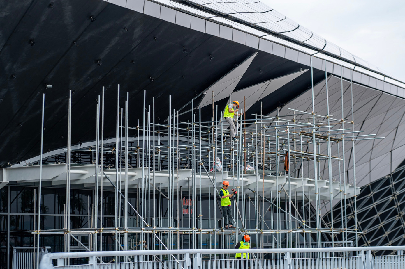 Trong đó ưu tiên sửa chữa các công trình phục vụ các hoạt động tầm cỡ quốc gia và của tỉnh như Nhà thi đấu 5000 chỗ Đại Yên, Trung tâm tổ chức hội nghị tỉnh. Thời điểm hiện tại, một số công trình đã được đơn vị nhà thầu sửa chữa xong.