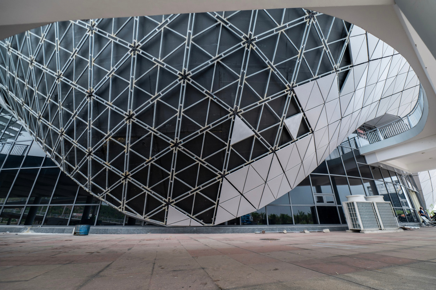 Ngoài ra, hơn 2.000 m2 mảnh ghép tại nhà thi đấu 5.000 chỗ bị bong tróc. Nhiều hạng mục cửa kính, thiết bị chiếu sáng, thiết bị phòng cháy chữa cháy bị hư hỏng nặng.