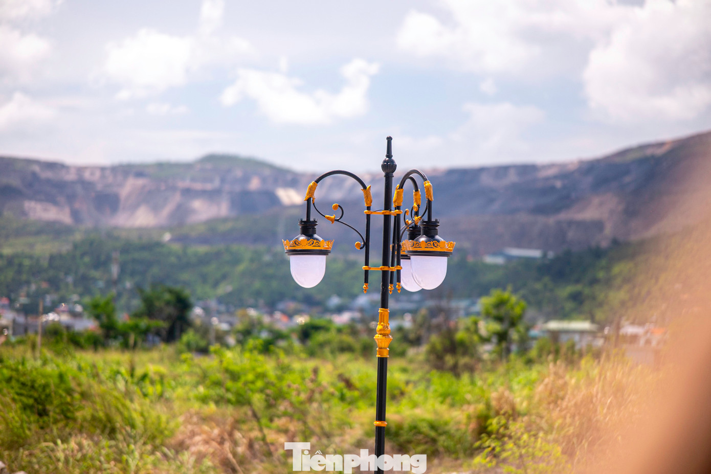 Cùng với đó, toàn bộ tuyến đường được lắp đặt hệ thống chiếu sáng hiện đại.