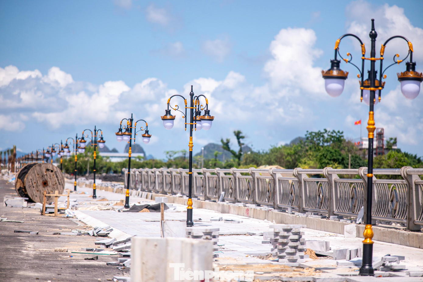 Hệ thống lan can bằng thép được lắp đặt dọc tuyến đường ngay bên bờ vịnh Bái Tử Long.