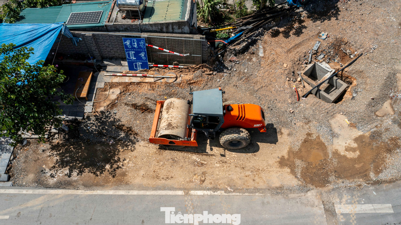 Hiện tại công trình còn một đoạn nút giao với đường Vũng Đục và đấu nối với tuyến đường bao biển Cẩm Phả - Hạ Long. Các nhà thầu đang chia làm nhiều mũi để đẩy nhanh thi công đắp nền đường K95, K98 trước khi trải thảm nhựa.