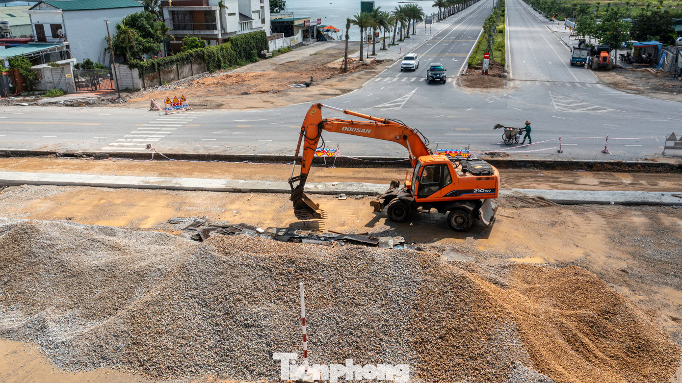 Hiện tại công trình còn một đoạn nút giao với đường Vũng Đục và đấu nối với tuyến đường bao biển Cẩm Phả - Hạ Long. Các nhà thầu đang chia làm nhiều mũi để đẩy nhanh thi công đắp nền đường K95, K98 trước khi trải thảm nhựa.