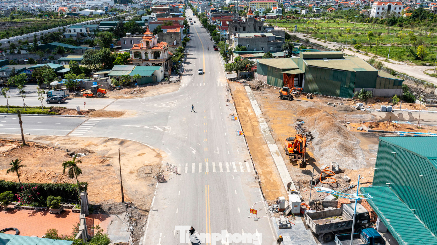 Hiện tại công trình còn một đoạn nút giao với đường Vũng Đục và đấu nối với tuyến đường bao biển Cẩm Phả - Hạ Long. Các nhà thầu đang chia làm nhiều mũi để đẩy nhanh thi công đắp nền đường K95, K98 trước khi trải thảm nhựa.