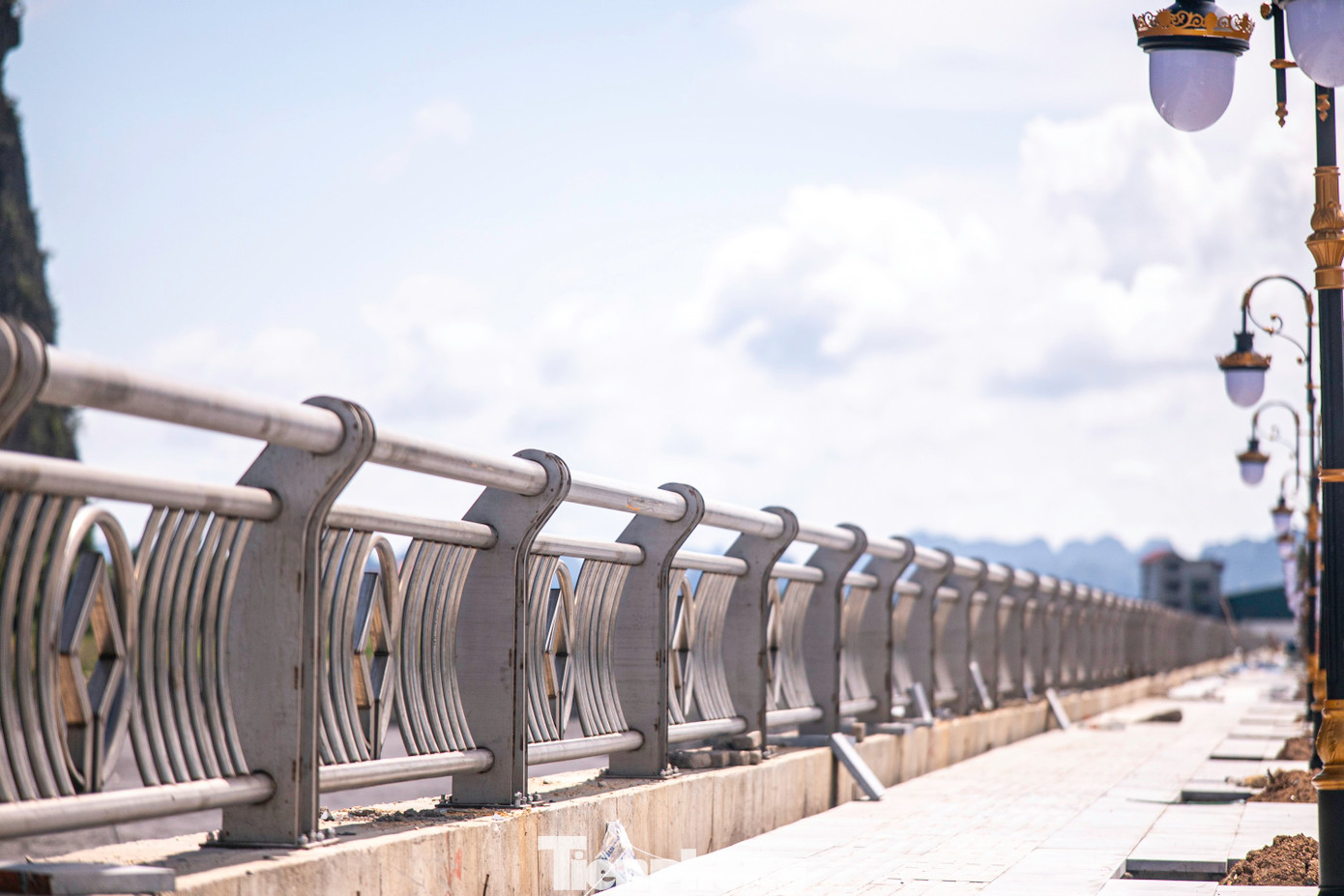 Hệ thống lan can bằng thép được lắp đặt dọc tuyến đường ngay bên bờ vịnh Bái Tử Long.