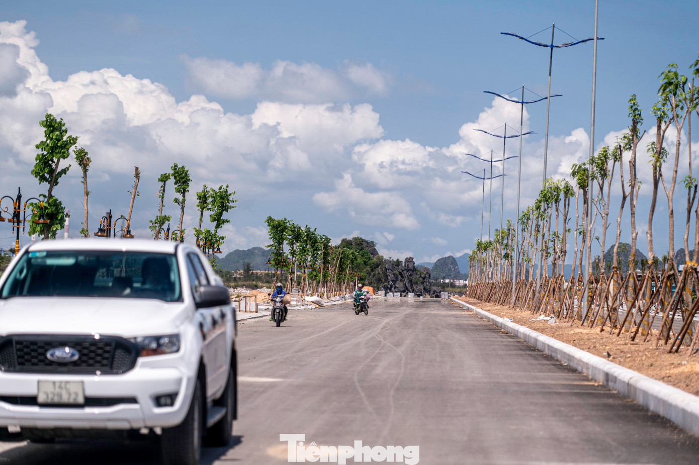 Đến thời điểm hiện tại, tuyến đường đã hoàn thiện trên 90% khối lượng, trong đó có việc trải thảm mặt đường, lát đá vỉa hè....