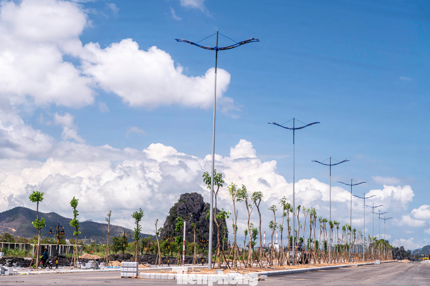 Cùng với đó, toàn bộ tuyến đường được lắp đặt hệ thống chiếu sáng hiện đại.