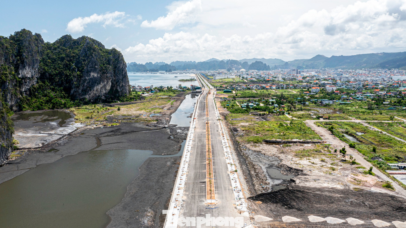 Dự án đường bao biển Cẩm Phả đoạn Vũng Đục - Cao Sơn giai đoạn 1 có tổng chiều dài hơn 1,2 km với tổng mức đầu tư gần 500 tỷ đồng từ nguồn vốn ngân sách tỉnh Quảng Ninh và của thành phố Cẩm Phả.