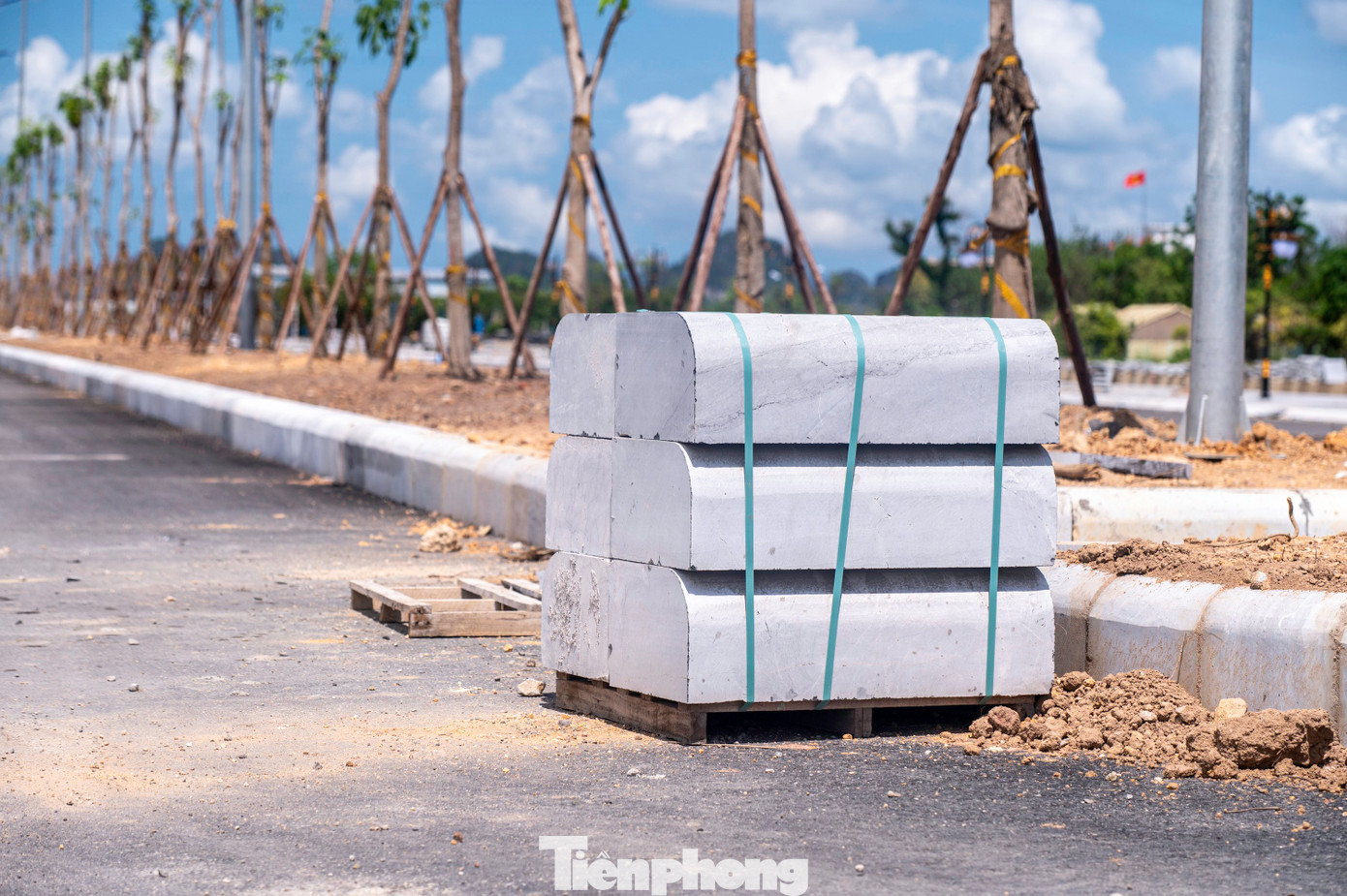 "Chúng tôi đang đôn đốc các nhà thầu huy động nhân lực, thiết bị và tập kết vật liệu ngay tại tuyến đường để thi công khẩn trương đưa vào sử dụng vào giữa tháng 6 này", ông Hưng chia sẻ.