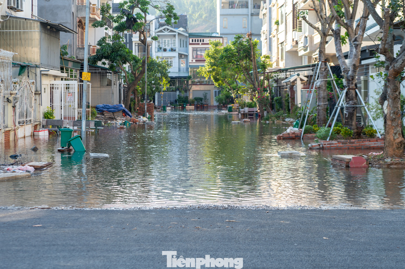Người dân sinh sống tại đây liên tục phản ánh trong nhiều năm. Bà Dung, trú tổ 10, khu 5 Yết Kiêu, cho biết cả khu vực này những nhà xây dựng theo nền đường cũ đều bị ngập hết, có nhà nước vào đến tận trong sân. &quot;Chúng tôi kiến nghị lên các cuộc họp cử tri, họp tổ dân phố, đối thoại với chủ đầu tư...&quot;, bà Dung chia sẻ.