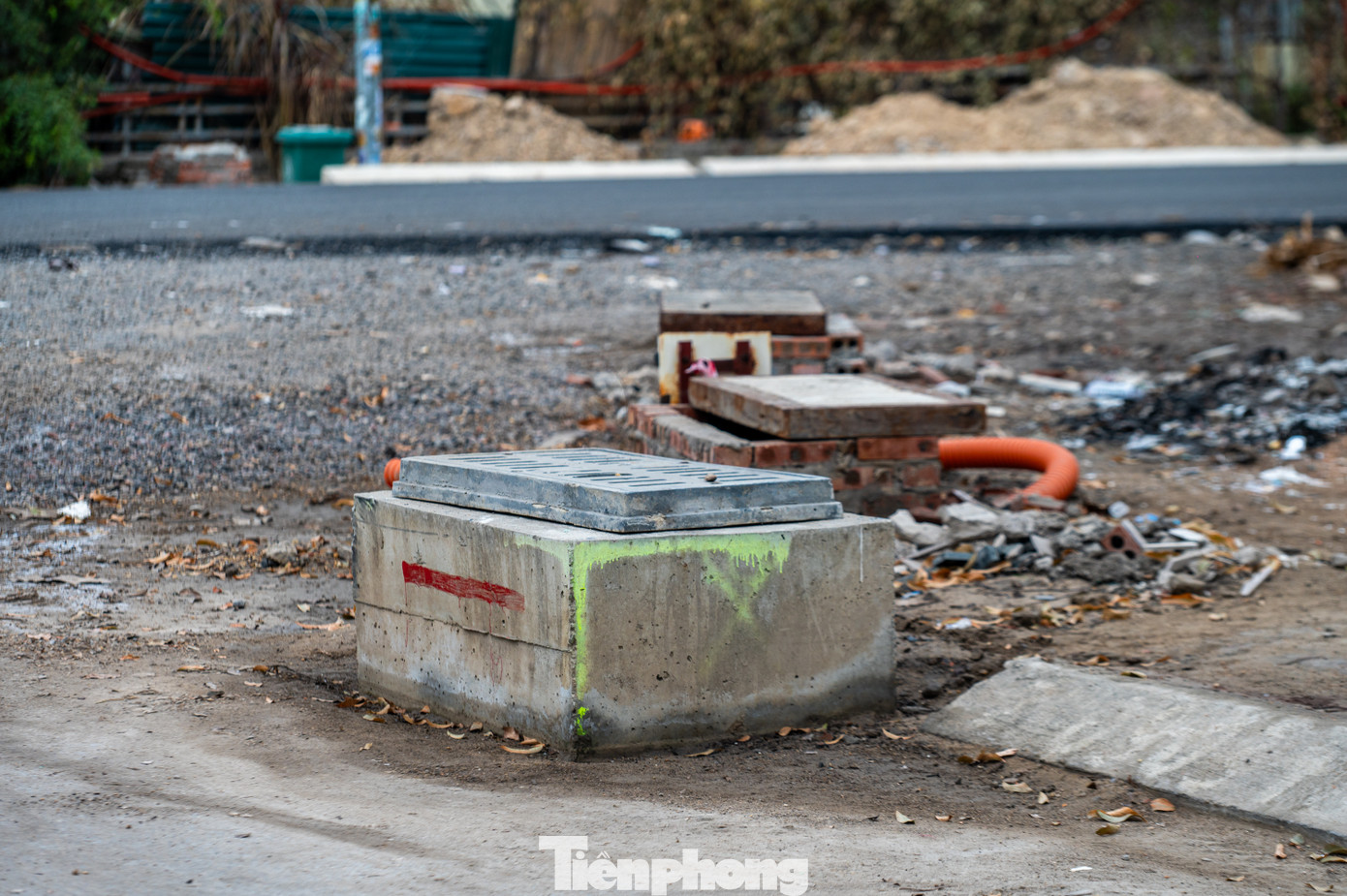 Nhưng sau khi chủ đầu tư trải đường xong đã bộc lộ bất cập đường cao hơn nền sân 20-40 cm, cùng với đó tại một số tuyến đường nhánh miệng cống đang cao hơn nền đường cũ. Mỗi lần trời mưa to nước từ trên cao tràn vào sân không thoát được gây ngập úng nhiều tuyến đường nhánh và phía trong sân của nhà dân.
