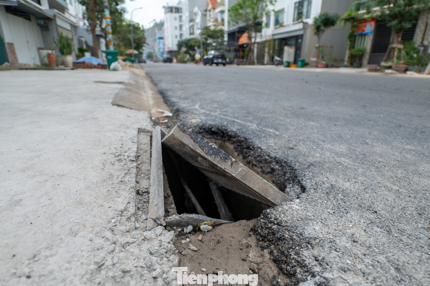 Đồng thời, trong quá trình thi công phần nắp cống và vỉa hè để lộ ra ngoài gây nguy hiểm cho các phương tiện tham gia giao thông. Một số tuyến vỉa hè chưa được làm khiến việc đi lại của cư dân gặp khó khăn.