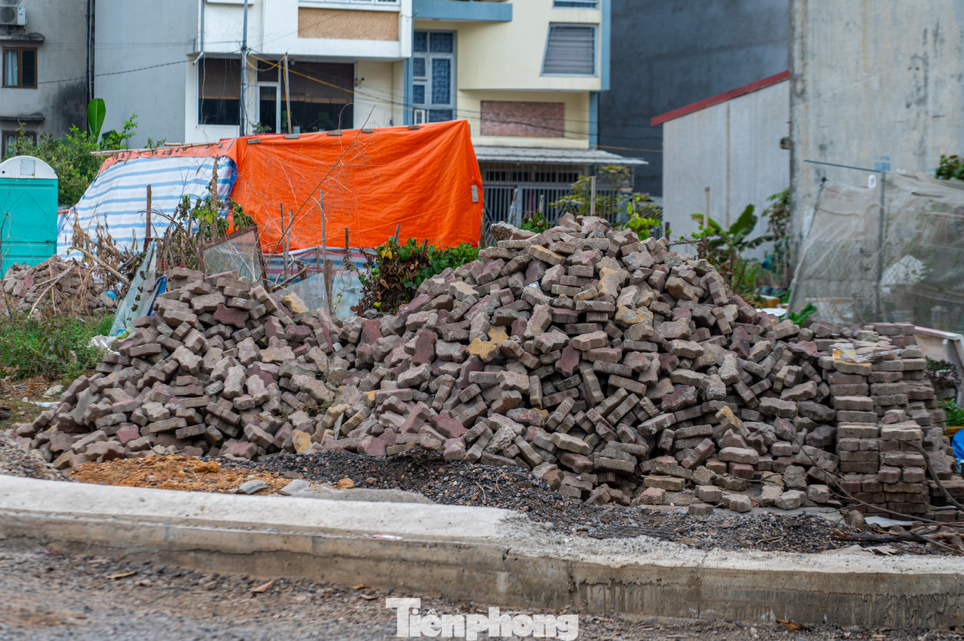 &quot;Họ lột vỉa hè lên từ mấy tháng nay ! từ hôm chủ đầu tư kéo máy móc đến làm chúng tôi chờ đợi nhưng họ chỉ thi công tuyến chính còn tuyến nhánh qua cửa nhà chúng tôi thì mãi vẫn chưa thấy làm. Vỉa hè bị lột lên khiến trước cửa cứ mưa lớn là ngập nên tôi lại phải lấy cát và bê gạch về lát lại tạm vỉa hè&quot;, người đàn ông sinh sống tại tổ 8B, khu 5 chia sẻ.