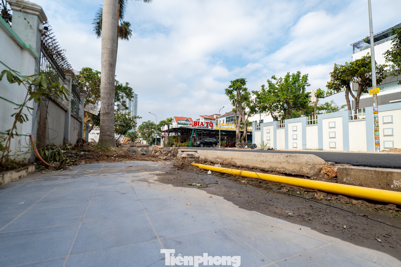 Nhưng sau khi chủ đầu tư trải đường xong đã bộc lộ bất cập đường cao hơn nền sân 20-40 cm, cùng với đó tại một số tuyến đường nhánh miệng cống đang cao hơn nền đường cũ. Mỗi lần trời mưa to nước từ trên cao tràn vào sân không thoát được gây ngập úng nhiều tuyến đường nhánh và phía trong sân của nhà dân.