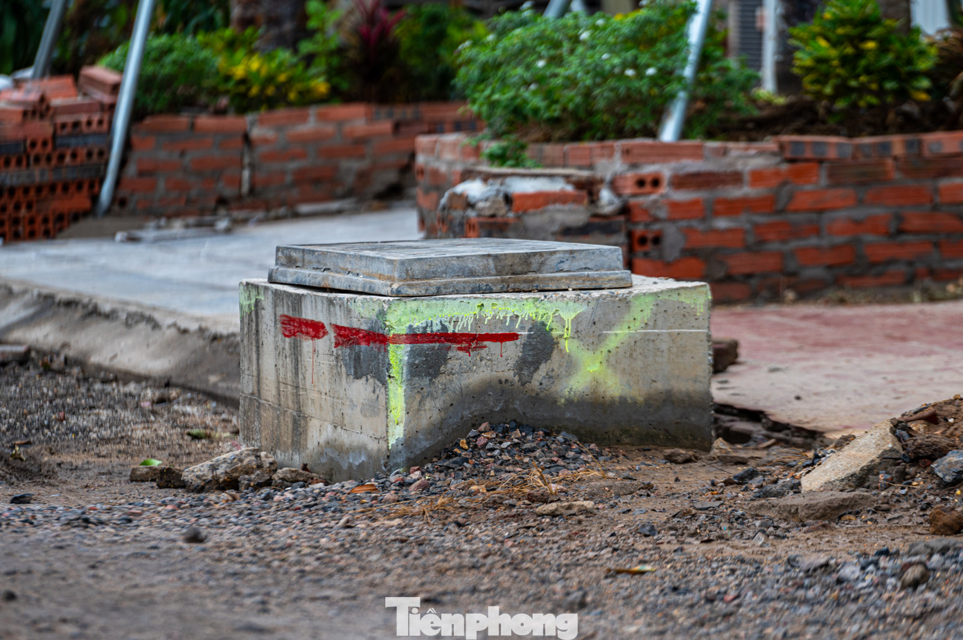 Nhưng sau khi chủ đầu tư trải đường xong đã bộc lộ bất cập đường cao hơn nền sân 20-40 cm, cùng với đó tại một số tuyến đường nhánh miệng cống đang cao hơn nền đường cũ. Mỗi lần trời mưa to nước từ trên cao tràn vào sân không thoát được gây ngập úng nhiều tuyến đường nhánh và phía trong sân của nhà dân.