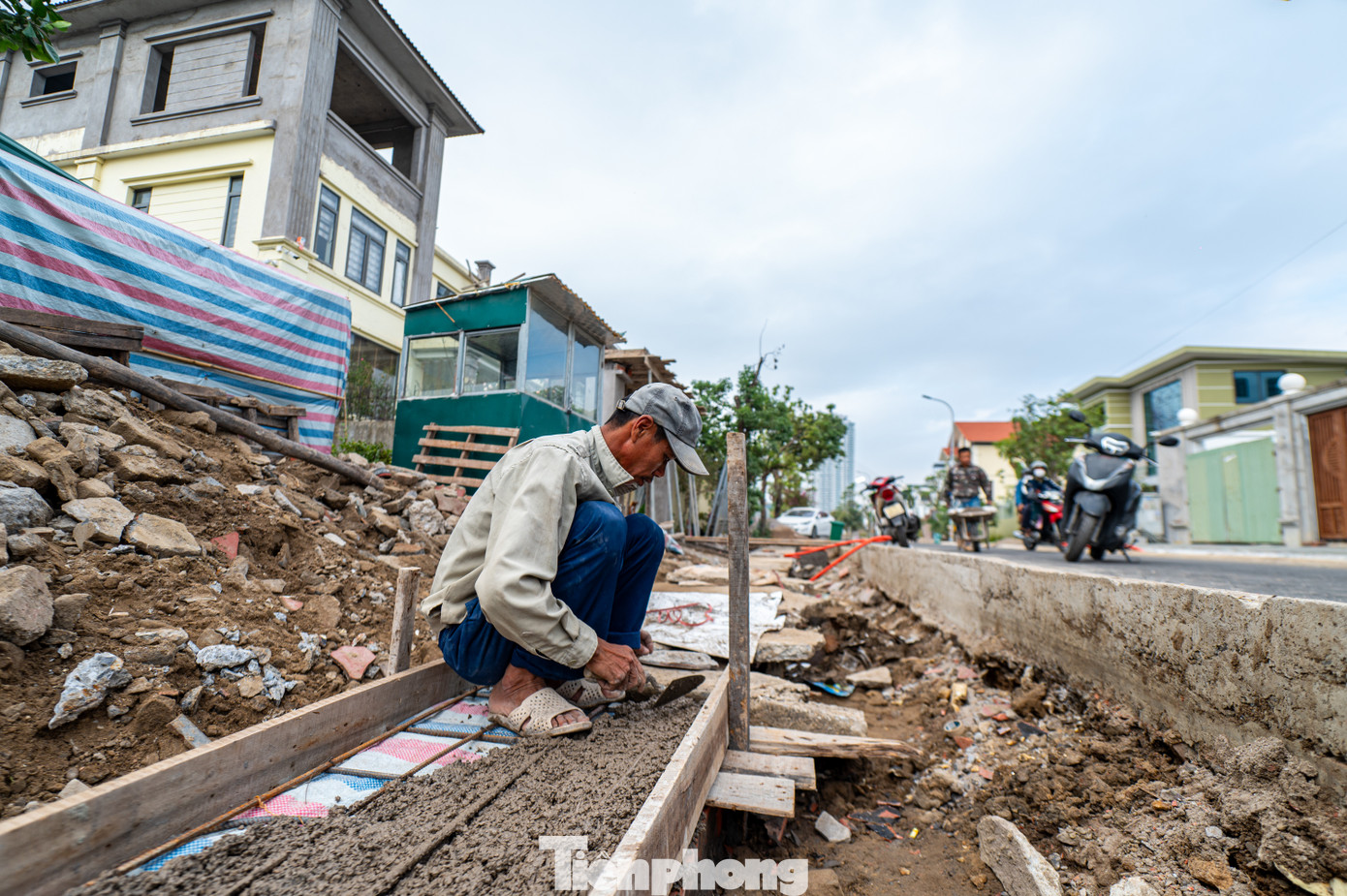 Chủ tịch UBND phường Trần Hưng Đạo, cho biết đã nhận được kiến nghị của người dân và qua rà soát nhận thấy chủ đầu tư mới chỉ thi công được 50% khối lượng tương đương 1,3 km đã cải tạo xong các hố gom nước, nâng cốt nền đường, thảm bê tông nhựa hoàn chỉnh.