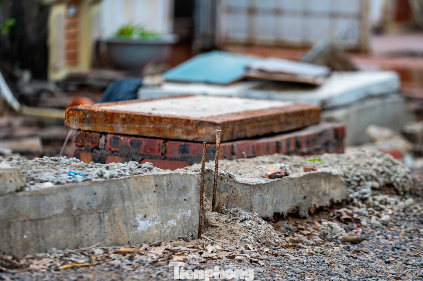 Đồng thời, trong quá trình thi công phần nắp cống và vỉa hè để lộ ra ngoài gây nguy hiểm cho các phương tiện tham gia giao thông. Một số tuyến vỉa hè chưa được làm khiến việc đi lại của cư dân gặp khó khăn.