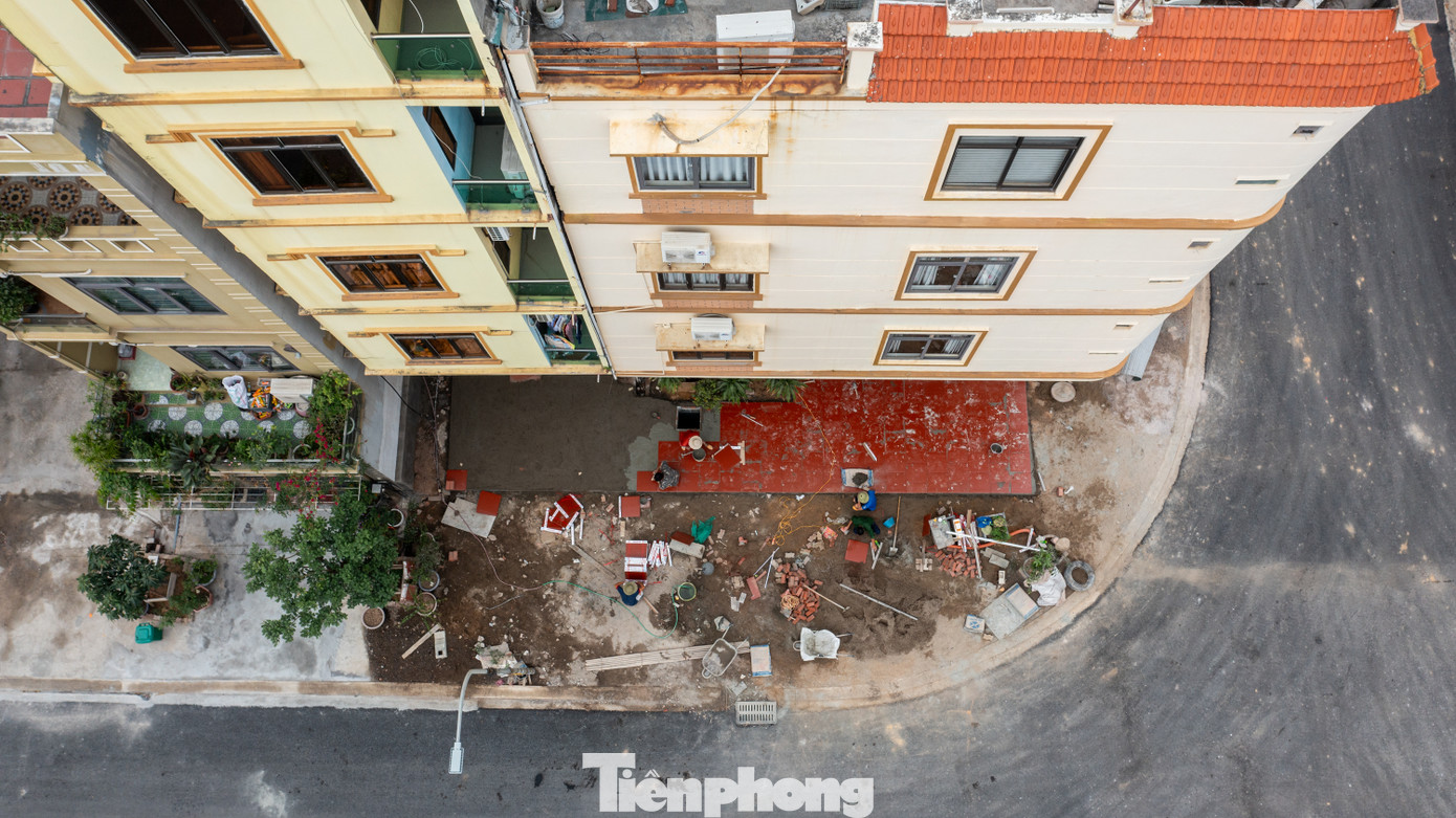 Để khắc phục, nhiều hộ dân phải nâng nền sân và nền nhà để cao hơn so với mặt đường, tránh để nước chảy từ đường vào nhà.