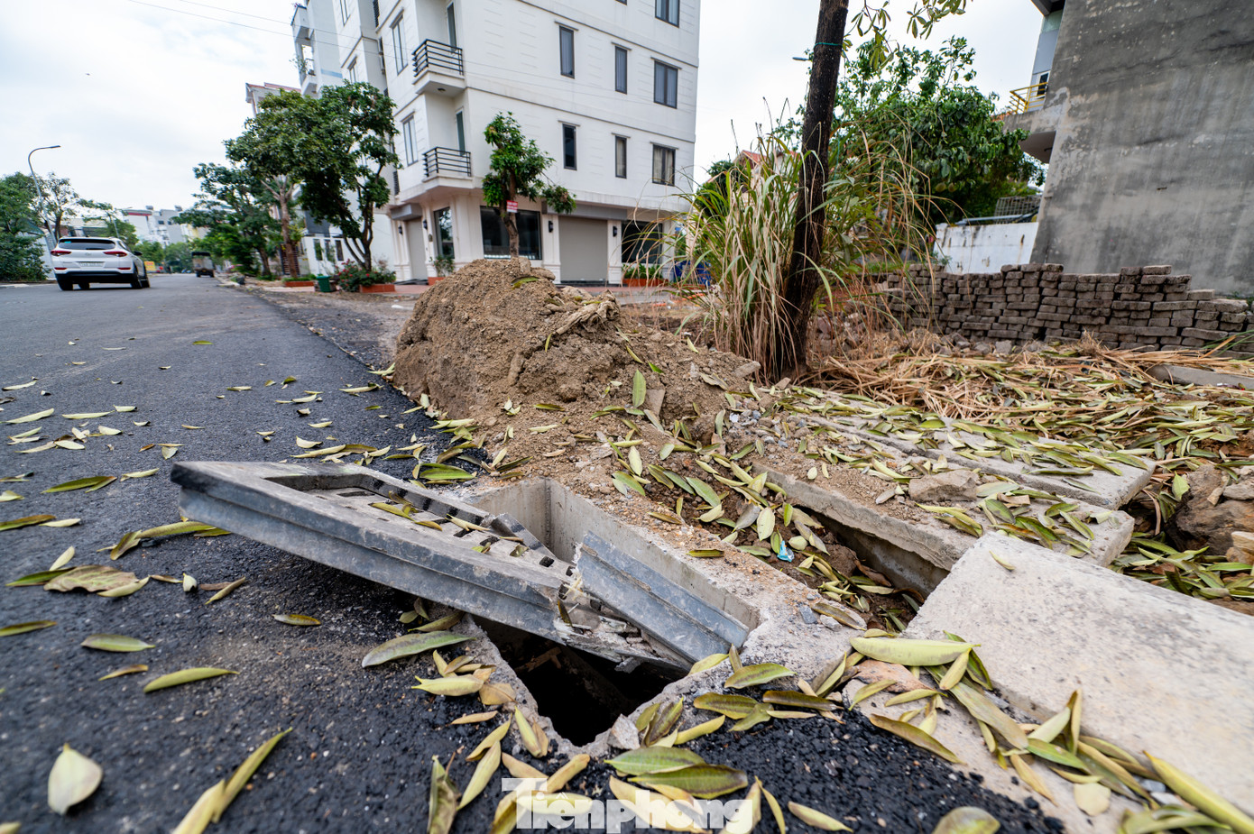 Đồng thời, trong quá trình thi công phần nắp cống và vỉa hè để lộ ra ngoài gây nguy hiểm cho các phương tiện tham gia giao thông. Một số tuyến vỉa hè chưa được làm khiến việc đi lại của cư dân gặp khó khăn.
