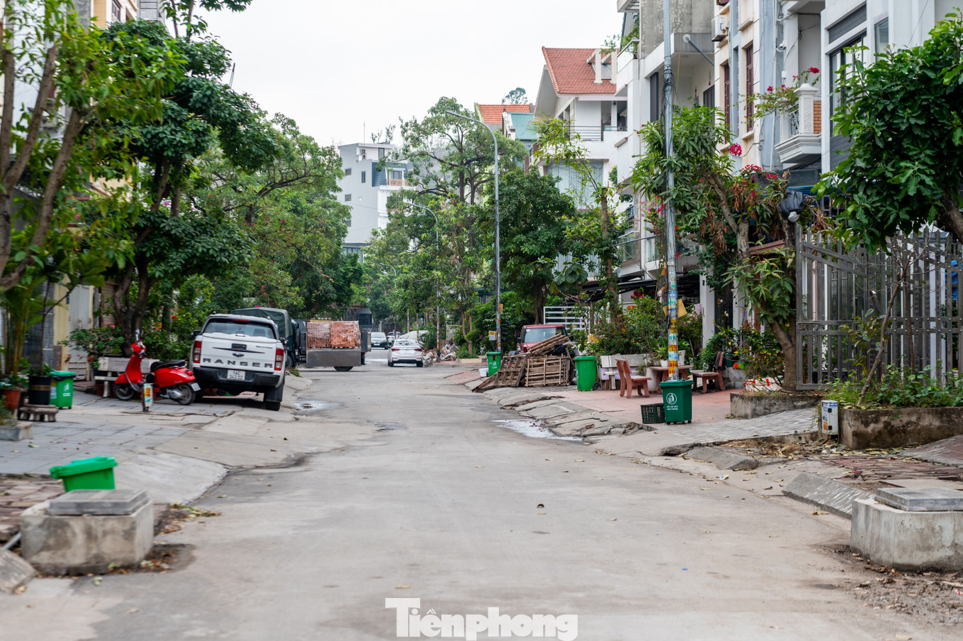 Người dân sinh sống tại đây liên tục phản ánh trong nhiều năm. Bà Dung, trú tổ 10, khu 5 Yết Kiêu, cho biết cả khu vực này những nhà xây dựng theo nền đường cũ đều bị ngập hết, có nhà nước vào đến tận trong sân. &quot;Chúng tôi kiến nghị lên các cuộc họp cử tri, họp tổ dân phố, đối thoại với chủ đầu tư...&quot;, bà Dung chia sẻ.