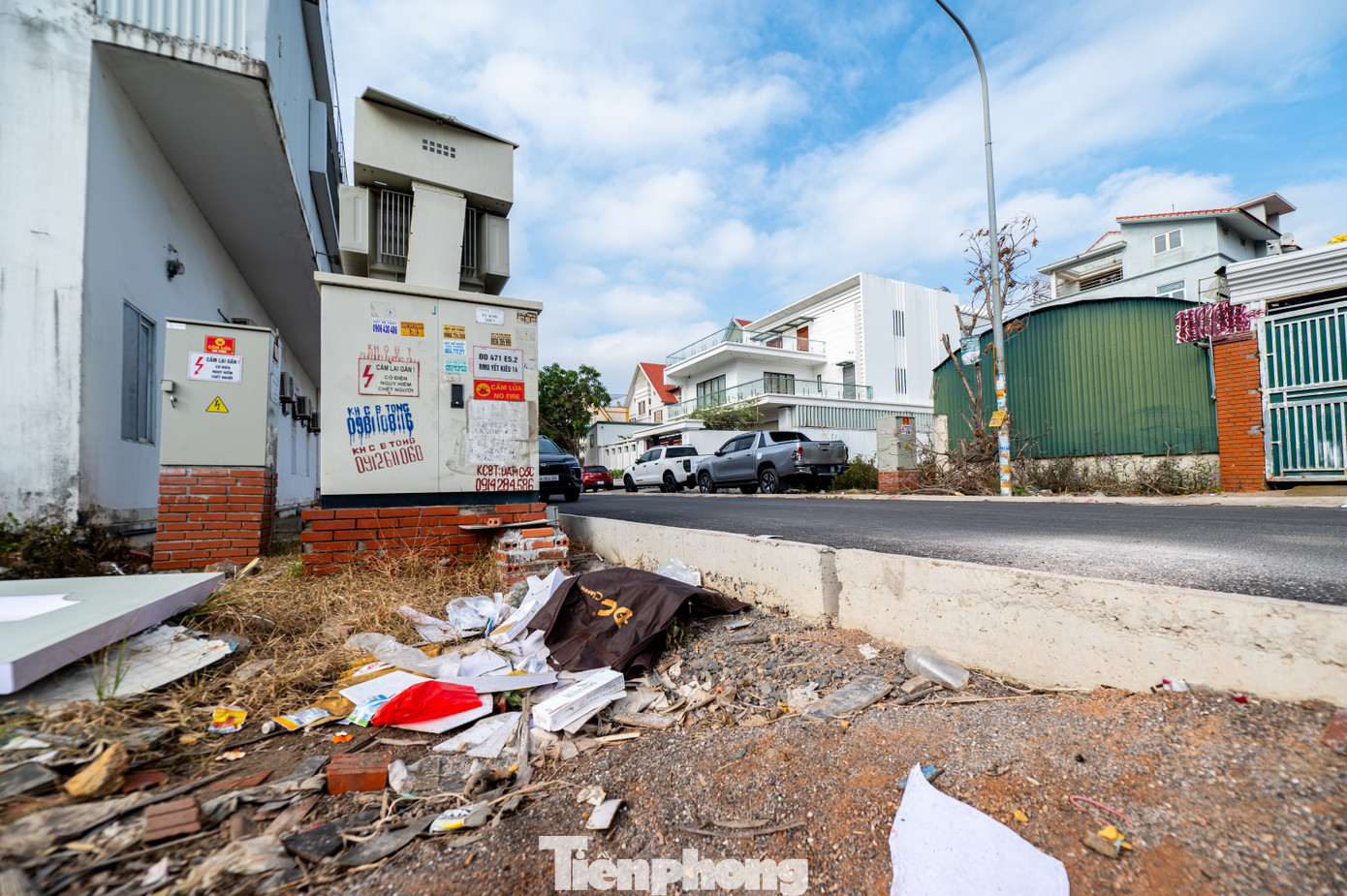 Nhưng sau khi chủ đầu tư trải đường xong đã bộc lộ bất cập đường cao hơn nền sân 20-40 cm, cùng với đó tại một số tuyến đường nhánh miệng cống đang cao hơn nền đường cũ. Mỗi lần trời mưa to nước từ trên cao tràn vào sân không thoát được gây ngập úng nhiều tuyến đường nhánh và phía trong sân của nhà dân.