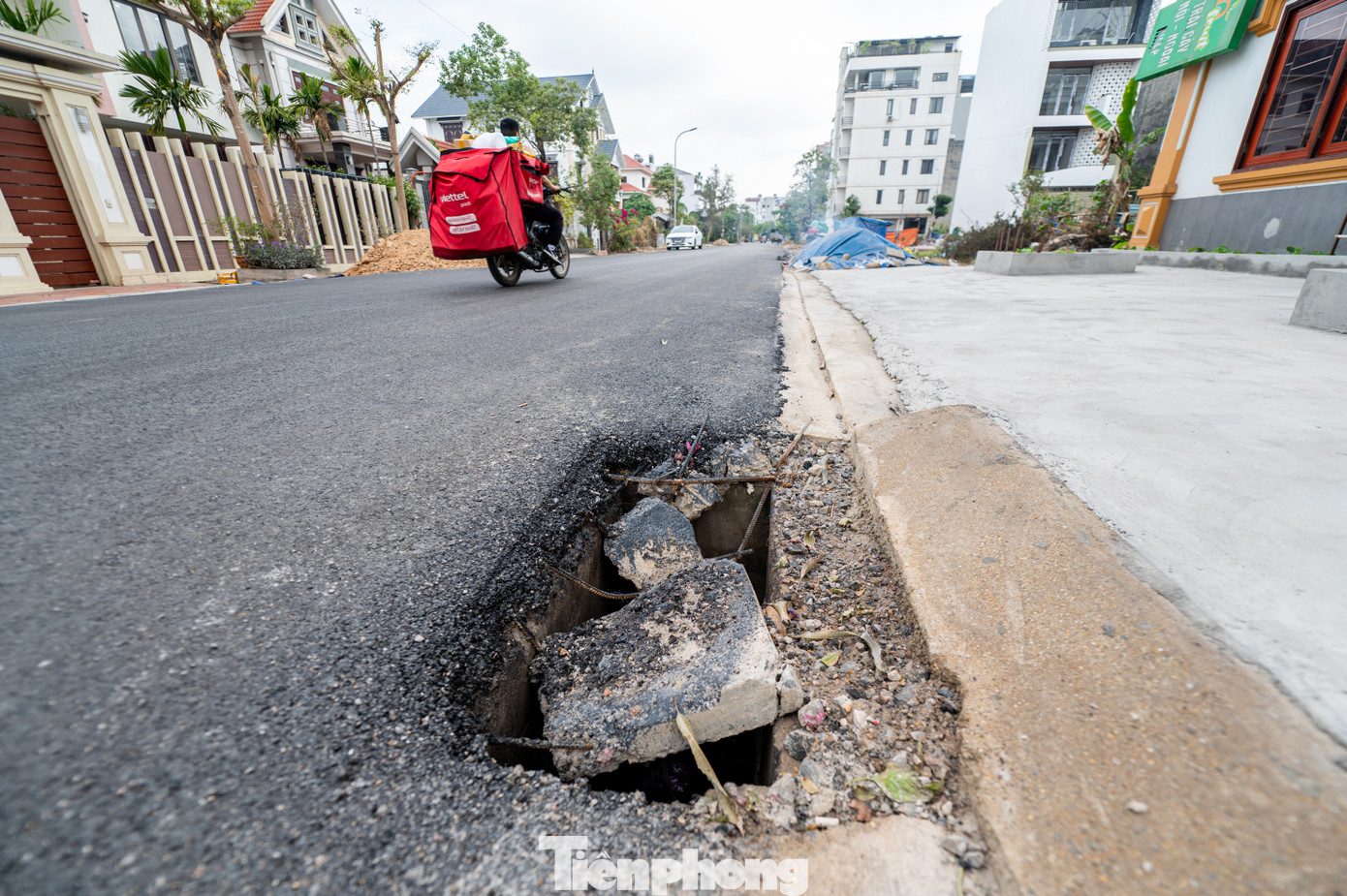Đồng thời, trong quá trình thi công phần nắp cống và vỉa hè để lộ ra ngoài gây nguy hiểm cho các phương tiện tham gia giao thông. Một số tuyến vỉa hè chưa được làm khiến việc đi lại của cư dân gặp khó khăn.