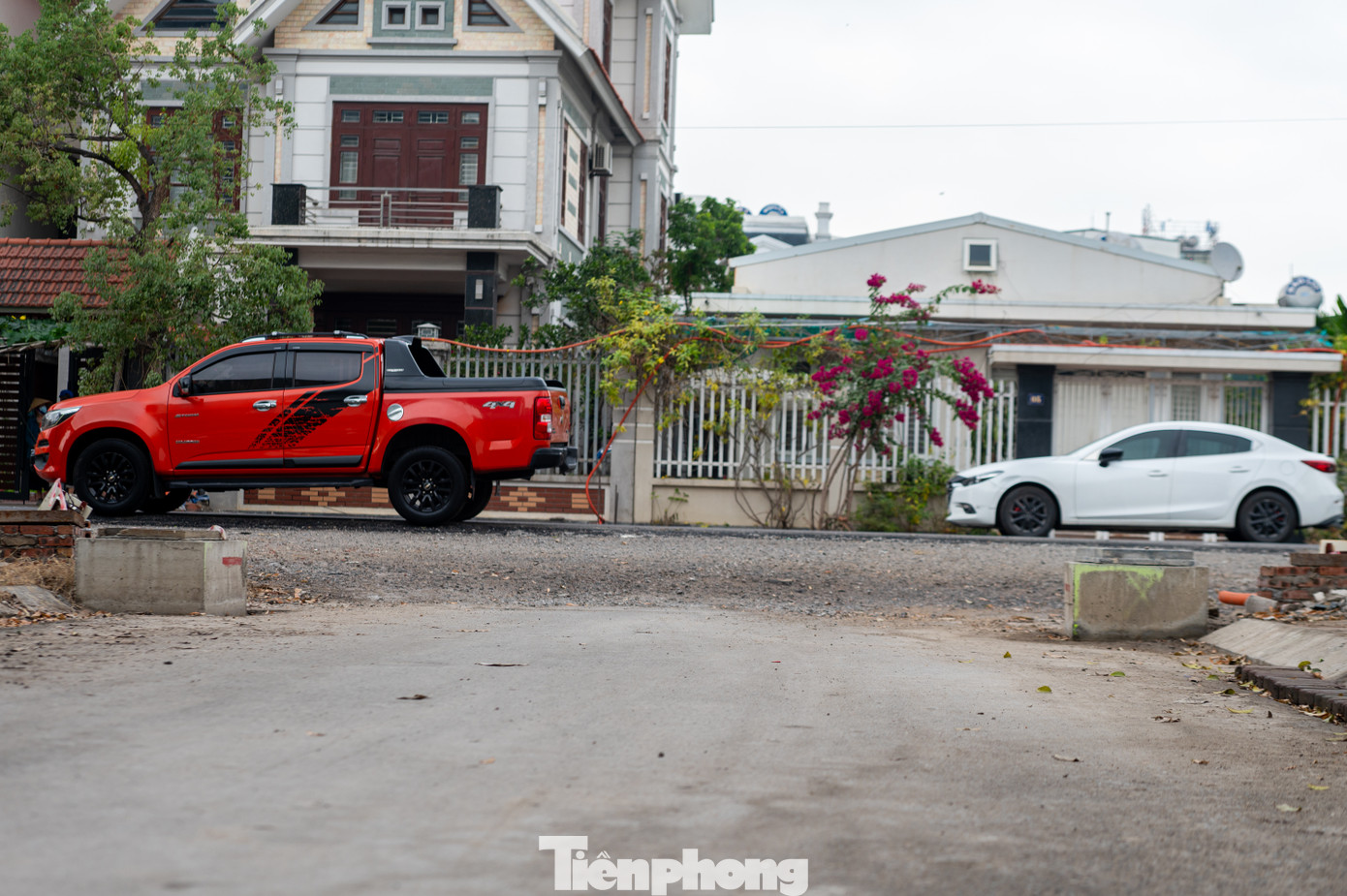 &quot;Phường đã gửi giấy mời đến chủ đầu tư và trực tiếp mời người đứng đầu công ty đến làm việc để xem xét tiến độ thi công, đồng bộ vỉa hè và giải quyết các vướng mắc trong quá trình thực hiện dự án tu sửa&quot;, đại diện UBND phường Trần Hưng Đạo chia sẻ.